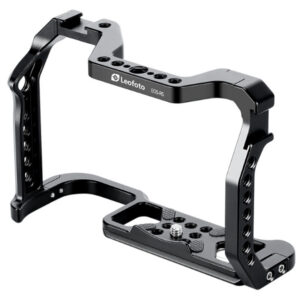 Leofoto EOS R5 cameracage schuin vooraanzicht van open aluminium cameracage met Arca-Swiss bodemplaat.