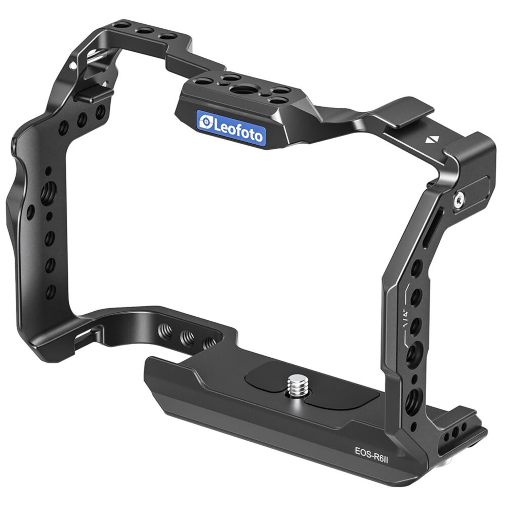 Leofoto-Camera-Cage-For-Canon-EOS-R6-II-6 Leofoto EOS R6 II cameracage schuin vooraanzicht met Leofoto logo op de bovenplaat en brede bodemplaat.