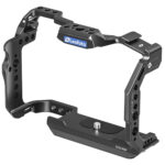 Leofoto-Camera-Cage-For-Canon-EOS-R6-II-6 Leofoto EOS R6 II cameracage schuin vooraanzicht met Leofoto logo op de bovenplaat en brede bodemplaat.