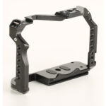 Leofoto EOS R7 cameracage schuin vooraanzicht met brede Arca-Swiss bodemplaat en meerdere 1/4-inch montagegaten.
