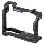 Leofoto-Camera-Cage-For-Canon-EOS-R50-7 Leofoto EOS R50 cameracage schuin vooraanzicht met Leofoto logo op de bovenplaat en Arca-Swiss bodemplaat.