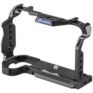 Leofoto X-S20 cameracage schuin vooraanzicht met Leofoto logo op bovenplaat en Arca-Swiss bodemplaat.