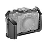Leofoto X-T4 cameracage gemonteerd rond semi-transparante Fujifilm X-T4 camera achteraanzicht.