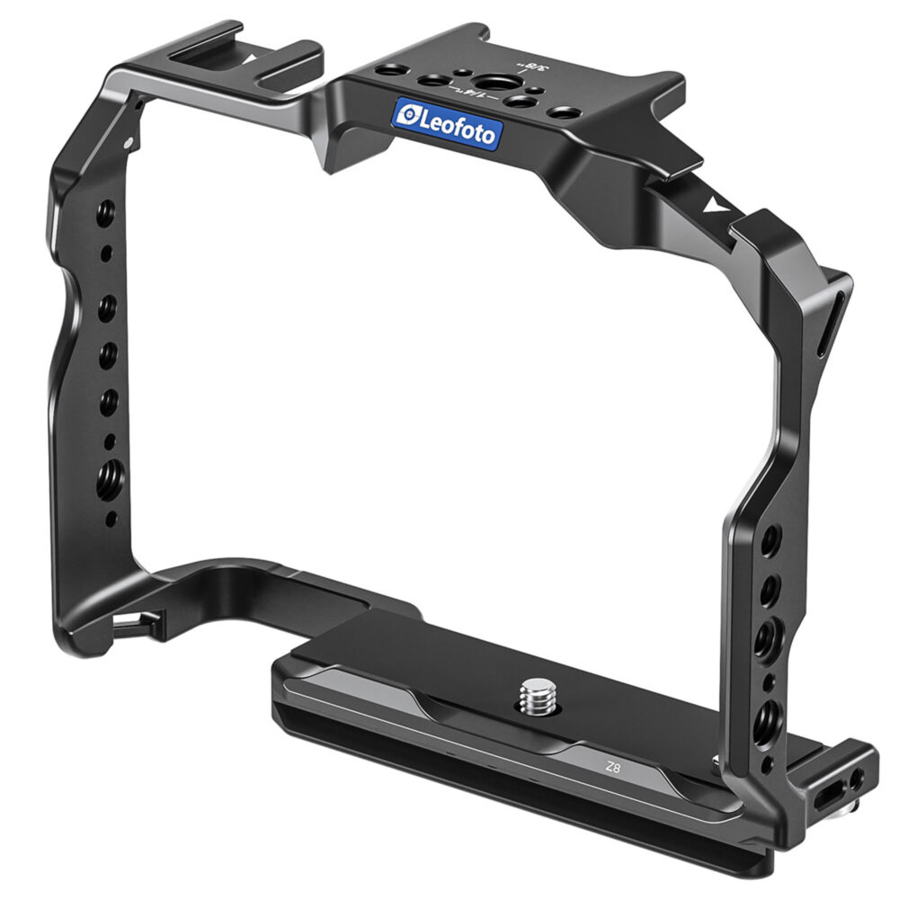 Leofoto Z8 cameracage vooraanzicht met Leofoto logo op de bovenplaat en brede Arca-Swiss bodemplaat.