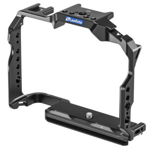 Leofoto Z8 cameracage vooraanzicht met Leofoto logo op de bovenplaat en brede Arca-Swiss bodemplaat.