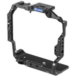 Leofoto Z9 cameracage schuin vooraanzicht met Leofoto logo op de bovenplaat en brede bodemplaat.