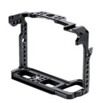 Leofoto S1/S1H/S1R cameracage schuin vooraanzicht met Arca-Swiss bodemplaat en meerdere 1/4-inch montagegaten.
