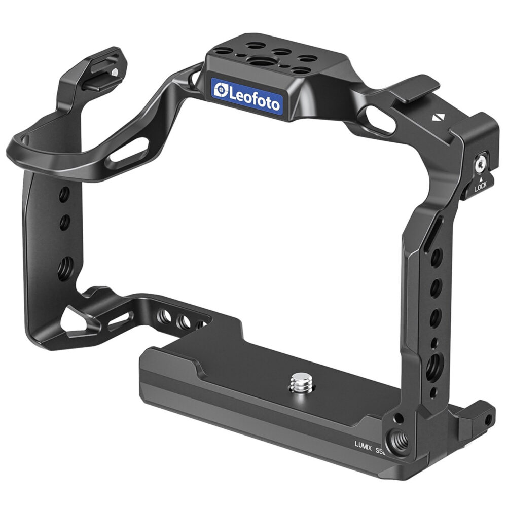 Leofoto S5II / G9 cameracage schuin vooraanzicht met Leofoto logo op bovenplaat en Arca-Swiss bodemplaat.