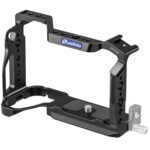 Leofoto-Camera-Cage-for-Sony-Alpha-A6700-8 Leofoto A6700 cameracage schuin vooraanzicht met Arca-Swiss bodemplaat en Leofoto logo op de bovenplaat.