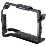 Leofoto GFX100II cameracage schuin vooraanzicht met Arca-Swiss bodemplaat en Leofoto logo op de bovenzijde.