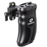Leofoto CH-5L cameracage carbon linkerhandgreep gemonteerd op cameracage in schuin vooraanzicht.