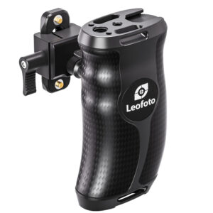 Leofoto CH-5L cameracage carbon linkerhandgreep gemonteerd op cameracage in schuin vooraanzicht.
