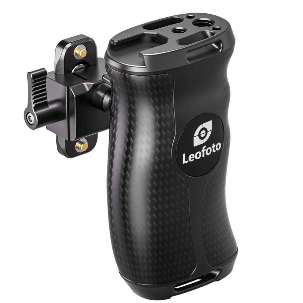 Leofoto CH-5R cameracage handgreep rechts schuin vooraanzicht gemonteerd op cameracage met zicht op carbon structuur.