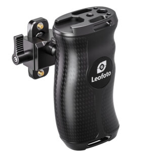 Leofoto CH-5R cameracage handgreep rechts schuin vooraanzicht gemonteerd op cameracage met zicht op carbon structuur.
