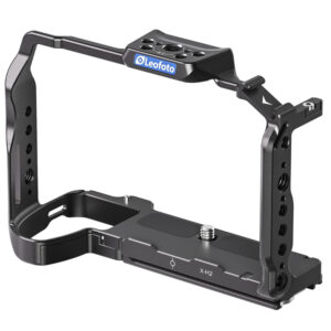 Leofoto LPF-X-H2 cameracage schuin vooraanzicht met geïntegreerde Arca-Swiss bodemplaat en meerdere montagepunten.