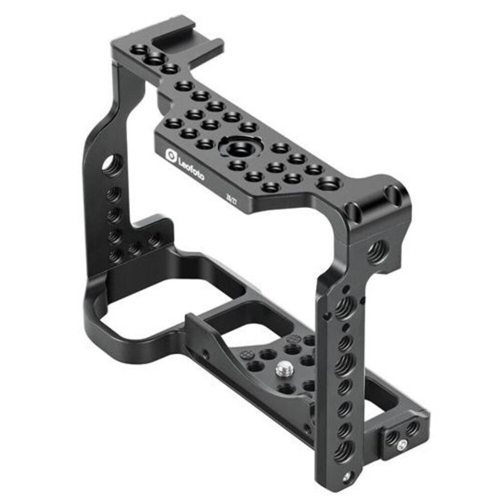 Leofoto Z6/Z7 cameracage diagonaal vooraanzicht van aluminium cage met Arca-Swiss bodemplaat en vele montagegaten.