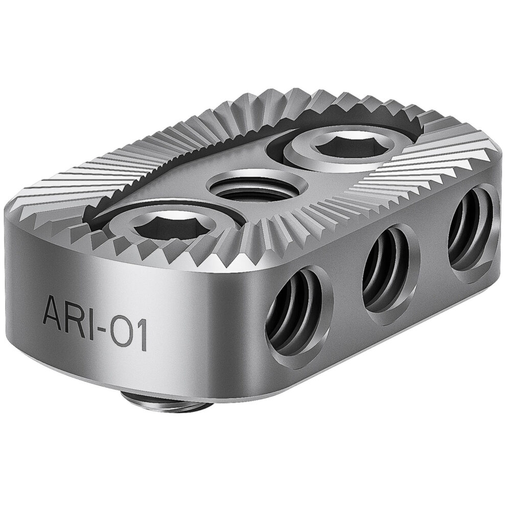 Leofoto-Camera-Cage-ARI-01-4 Leofoto ARI-01 cameracage ARI-01 adapter close-up in zilver met kartelrand en drie schroefgaten.