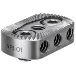 Leofoto-Camera-Cage-ARI-01-4 Leofoto ARI-01 cameracage ARI-01 adapter close-up in zilver met kartelrand en drie schroefgaten.