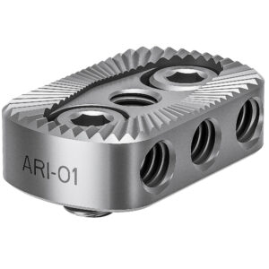 Leofoto ARI-01 cameracage ARI-01 adapter close-up in zilver met kartelrand en drie schroefgaten.