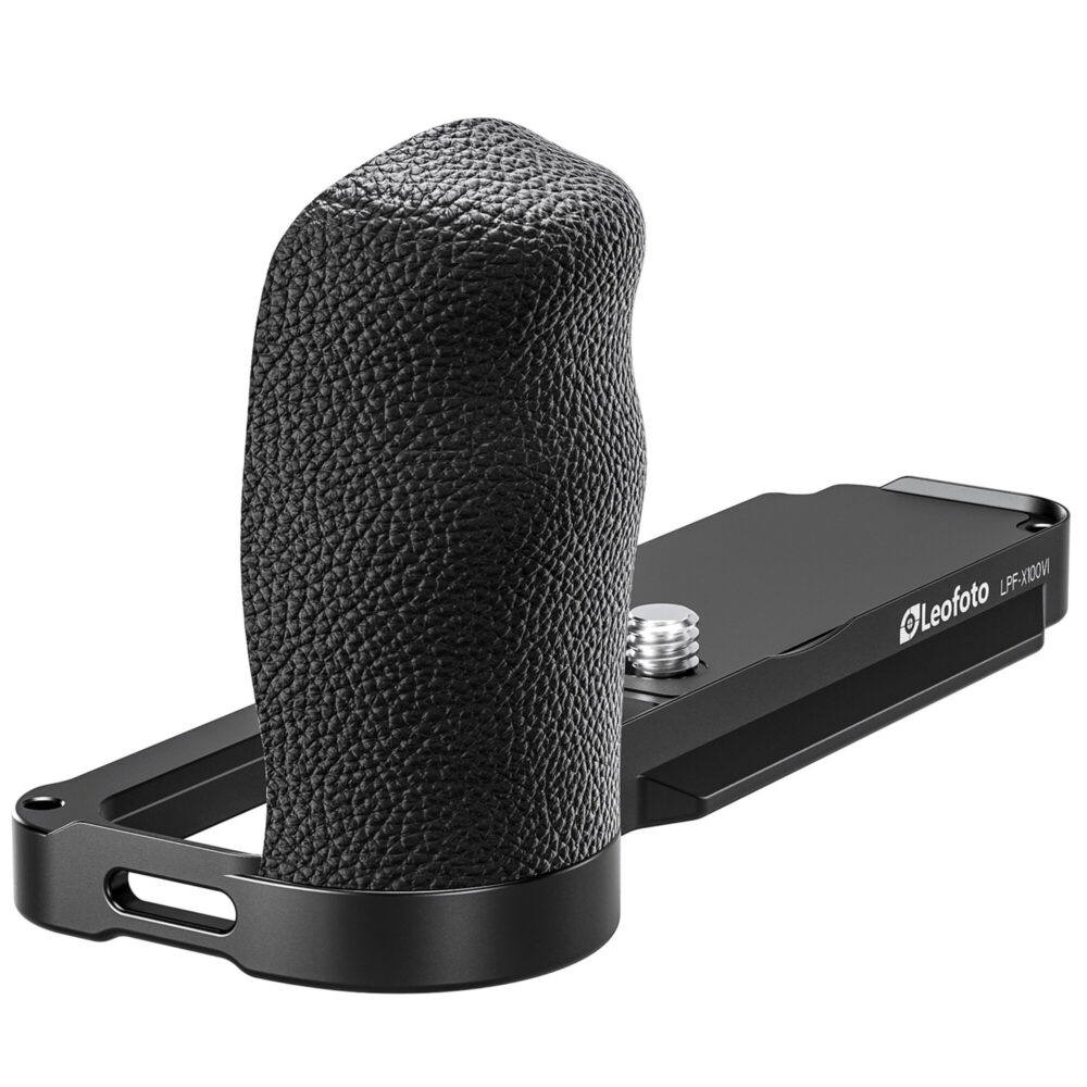 Leofoto LPF-X100VI handgreep schuinaanzicht van hoge zwarte grip op bodemplaat met riemlusopening.