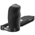 Leofoto LPF-X100VI handgreep schuinaanzicht van hoge zwarte grip op bodemplaat met riemlusopening.