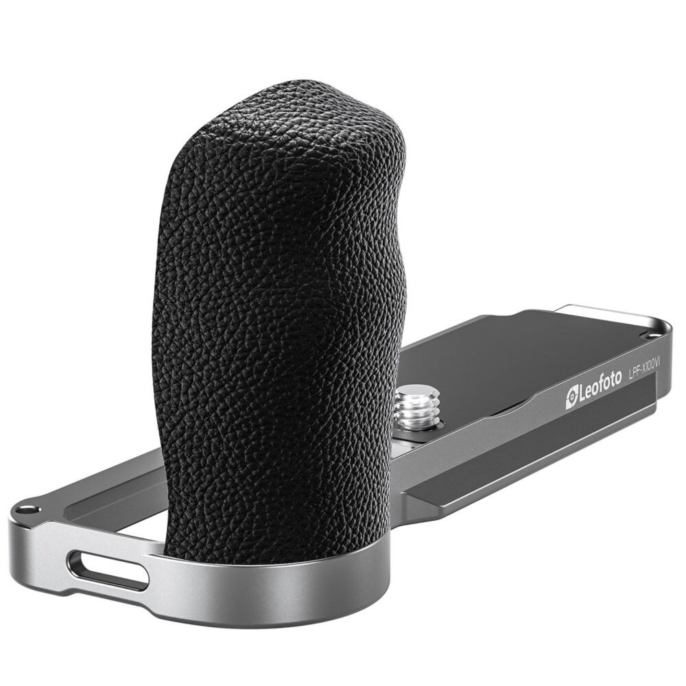 Leofoto LPF-X100VI handgreep schuinaanzicht van hoge zwarte grip op zilveren bodemplaat met riemlusopening.