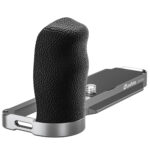 Leofoto LPF-X100VI handgreep schuinaanzicht van hoge zwarte grip op zilveren bodemplaat met riemlusopening.