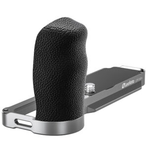 Leofoto LPF-X100VI handgreep schuinaanzicht van hoge zwarte grip op zilveren bodemplaat met riemlusopening.