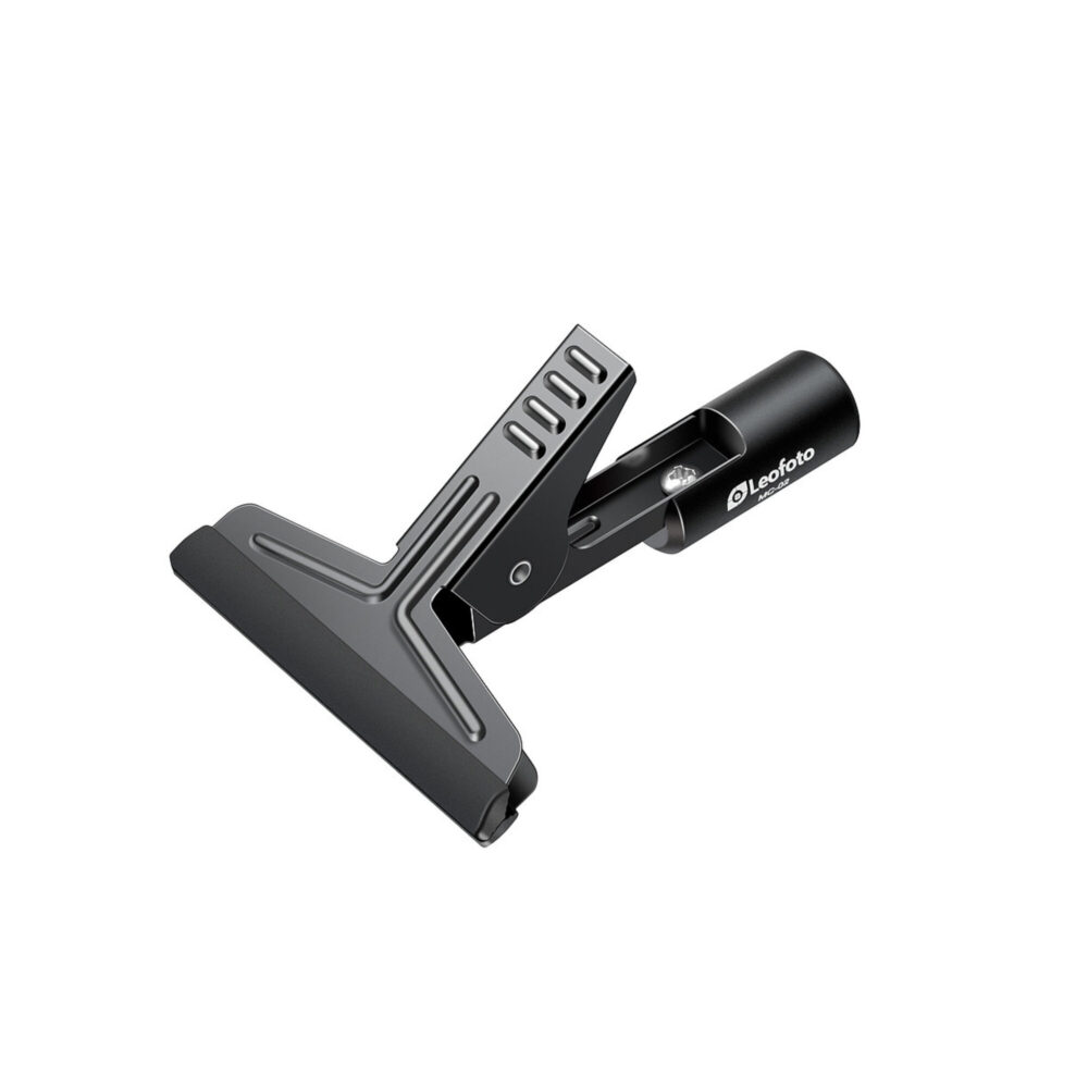 Leofoto MC-02 klem diagonaal vooraanzicht van brede veerklem met cilindrische 1/4-inch houder.
