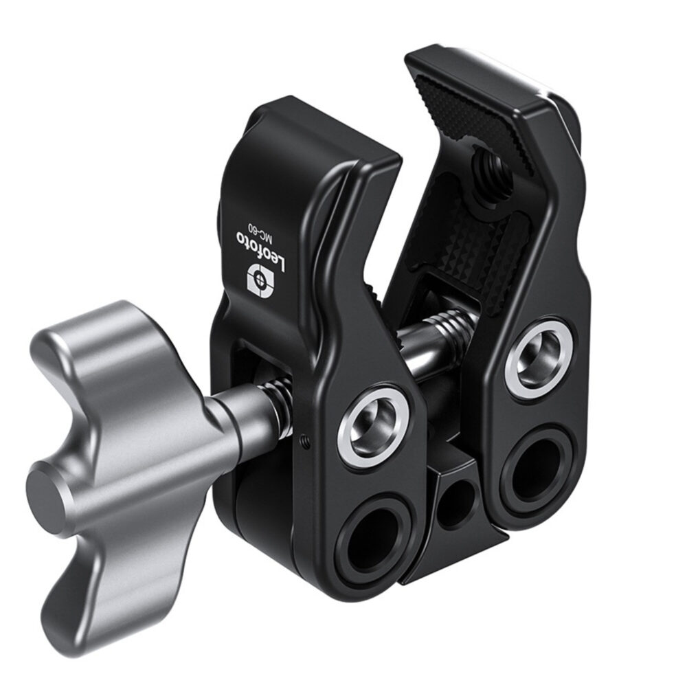 Leofoto MC-60 klem diagonaal vooraanzicht van compacte zwarte travel clamp met zilveren vleugelmoer en meerdere schroefgaten.