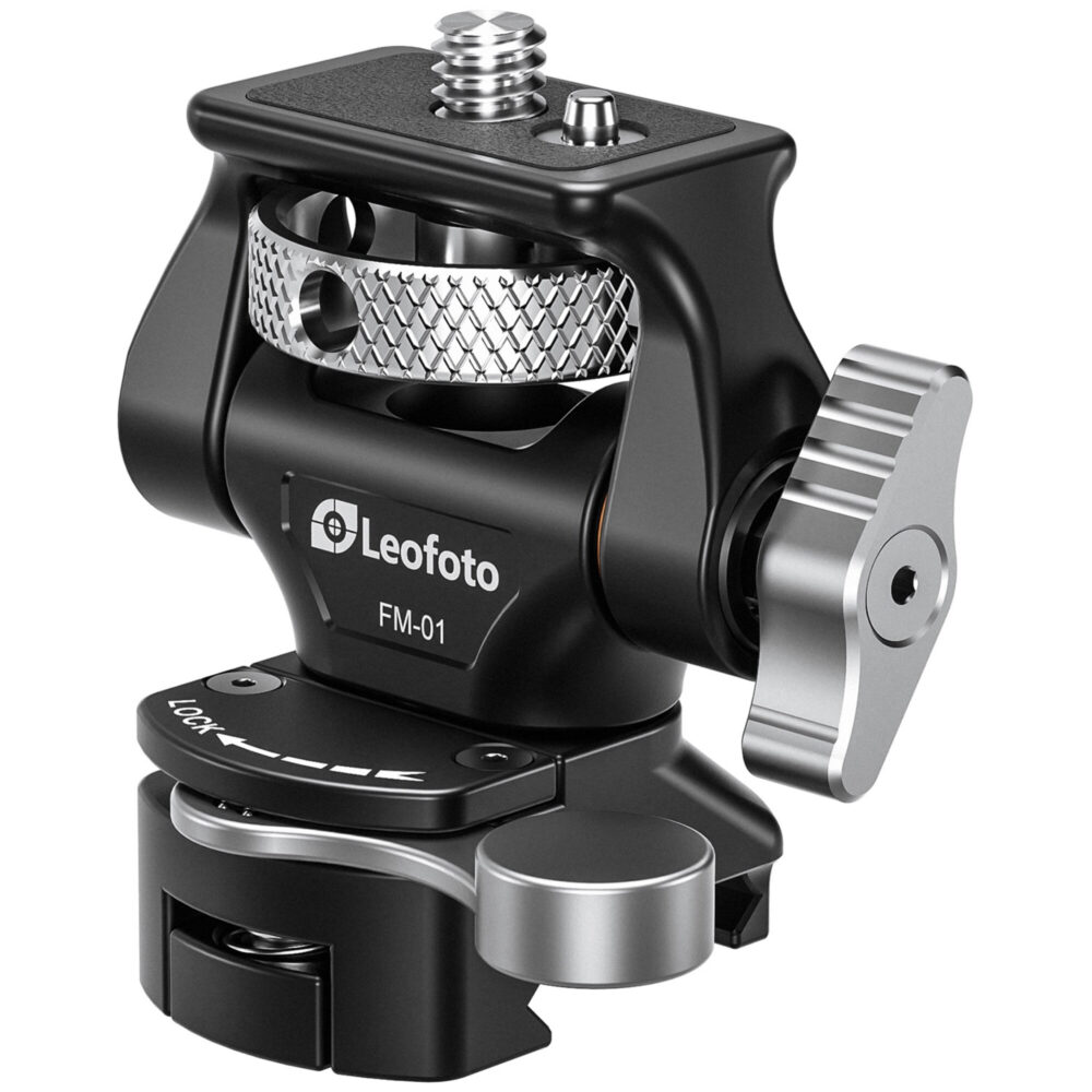 Leofoto FM-01 monitorhouder close-up op cameracage met klembevestiging en zilveren vergrendelknop.