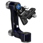 Leofoto PG-3 2-weg kantelkop carbon gimbal in drie-kwart aanzicht met Arca-Swiss klem op statiefbasis.