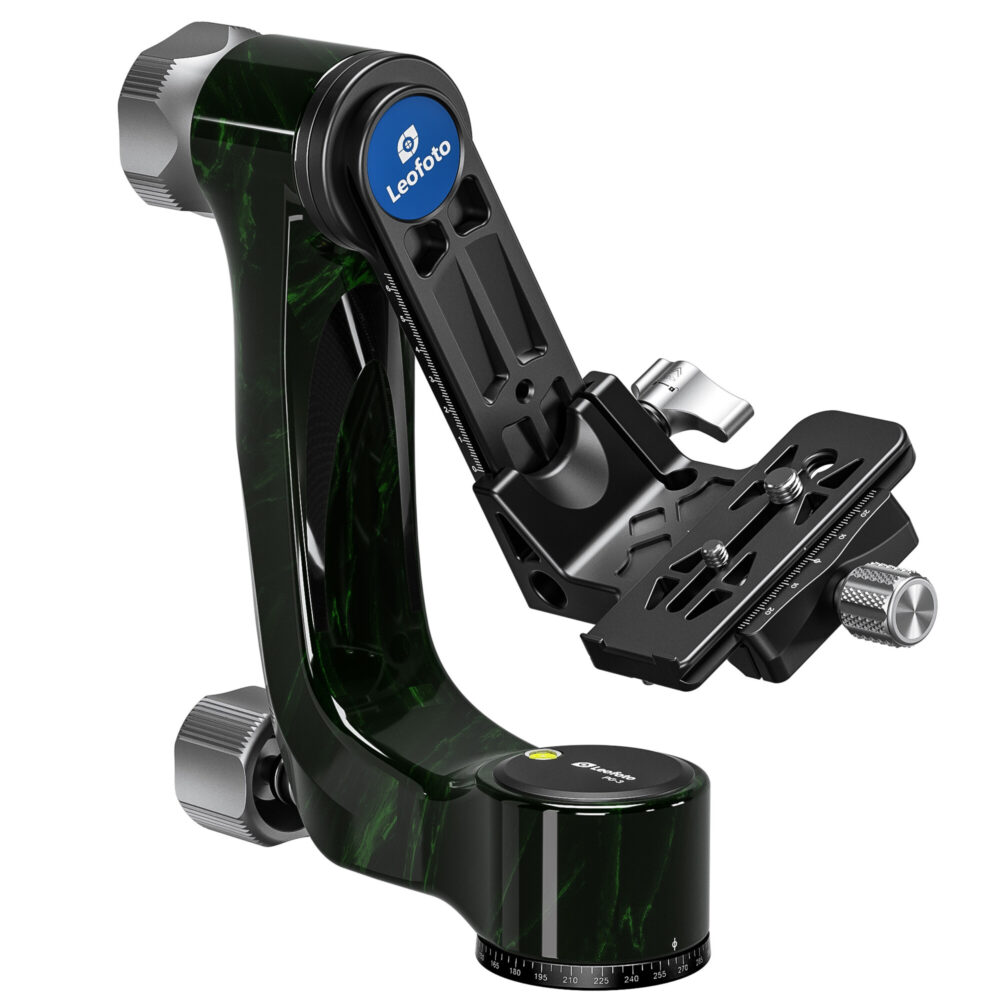 Leofoto PG-3 2-weg kantelkop groene carbon gimbal in drie-kwart aanzicht met Arca-Swiss klem op statiefbasis.