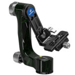 Leofoto PG-3 2-weg kantelkop groene carbon gimbal in drie-kwart aanzicht met Arca-Swiss klem op statiefbasis.