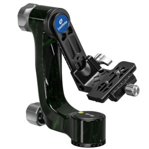Leofoto PG-3 2-weg kantelkop groene carbon gimbal in drie-kwart aanzicht met Arca-Swiss klem op statiefbasis.
