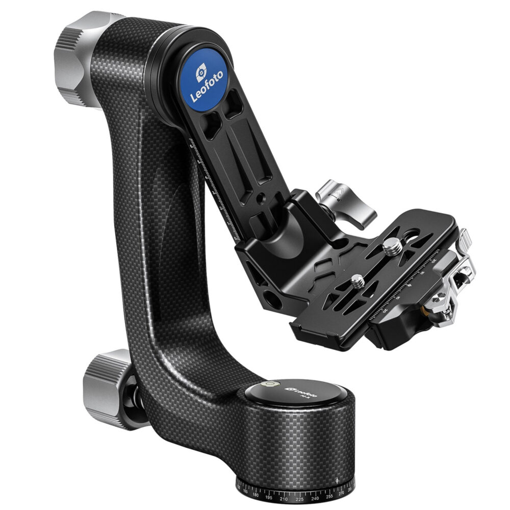 Leofoto PG-3L 2-weg kantelkop carbon gimbal in drie-kwart vooraanzicht met Arca-Swiss snelkoppelingsplaat en klemmhebel op de basis.