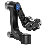 Leofoto PG-3L 2-weg kantelkop carbon gimbal in drie-kwart vooraanzicht met Arca-Swiss snelkoppelingsplaat en klemmhebel op de basis.