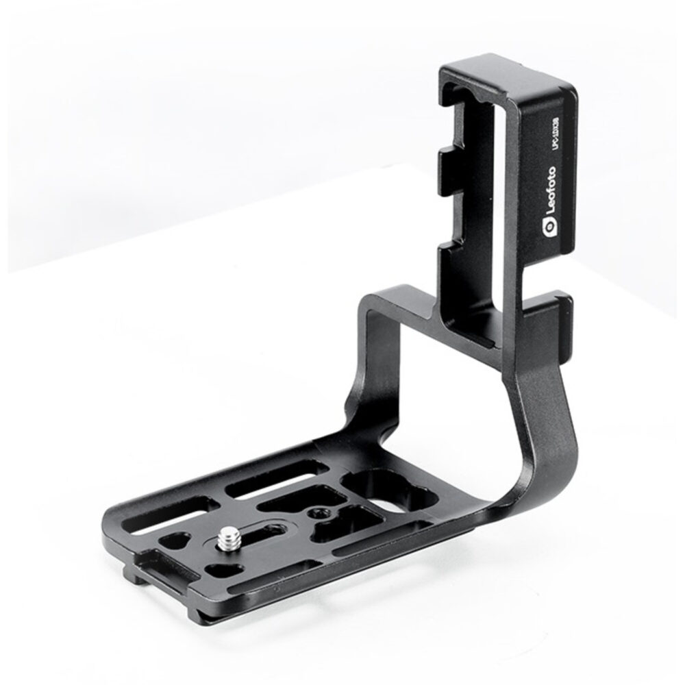 Leofoto LPC-1DX3B L-beugel voor Canon EOS 1D X Mark III in schuin vooraanzicht met opstaande L-hoek en uitgefreesde basisplaat.