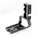 Leofoto LPC-1DX3B L-beugel voor Canon EOS 1D X Mark III in schuin vooraanzicht met opstaande L-hoek en uitgefreesde basisplaat.