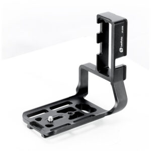 Leofoto LPC-1DX3B L-beugel voor Canon EOS 1D X Mark III in schuin vooraanzicht met opstaande L-hoek en uitgefreesde basisplaat.