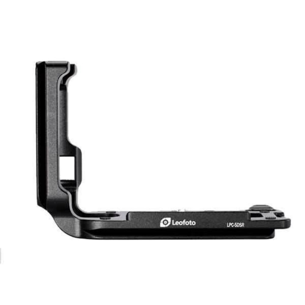 Leofoto LPC-5D MKIV L-beugel zijaanzicht van zwarte Arca-Swiss-compatibele L-bracket voor Canon EOS 5D Mark IV op witte achtergrond.