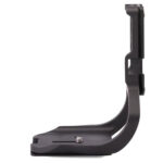 Leofoto LPC-5DIIIB L-beugel zijaanzicht van zwarte Arca-Swiss-compatibele L-bracket voor Canon EOS 5D Mark III met batterijgrip.