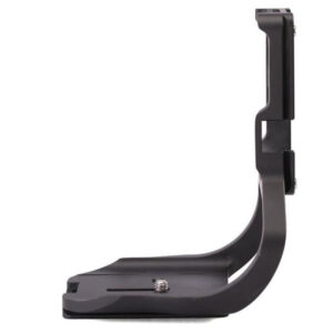 Leofoto LPC-5DIIIB L-beugel zijaanzicht van zwarte Arca-Swiss-compatibele L-bracket voor Canon EOS 5D Mark III met batterijgrip.