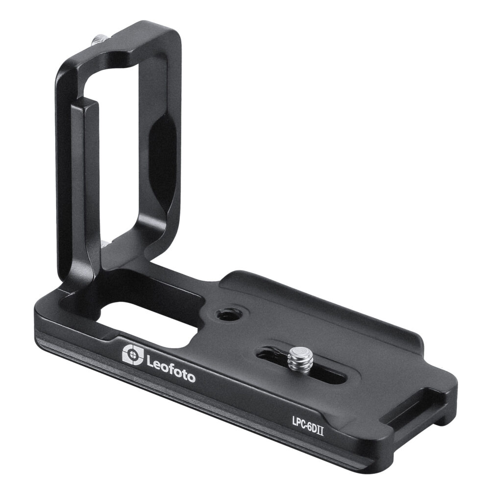 Leofoto LPC-6D MKII / 6DII L-bevestiging schuin vooraanzicht van zwarte Arca-Swiss L-bracket met lange basisplaat, hoge zijplaat en 1/4"-statiefschroef op witte achtergrond.