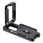 Leofoto LPC-6D MKII / 6DII L-bevestiging schuin vooraanzicht van zwarte Arca-Swiss L-bracket met lange basisplaat, hoge zijplaat en 1/4"-statiefschroef op witte achtergrond.