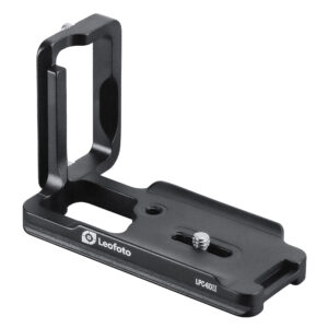 Leofoto LPC-6D MKII / 6DII L-bevestiging schuin vooraanzicht van zwarte Arca-Swiss L-bracket met lange basisplaat, hoge zijplaat en 1/4"-statiefschroef op witte achtergrond.