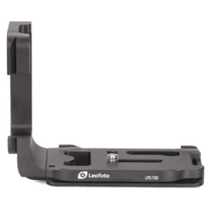 Leofoto LPC-70D L-Beugel zijaanzicht van zwarte Arca-Swiss L-bracket met lange basisplaat en hoge zijplaat op witte achtergrond.