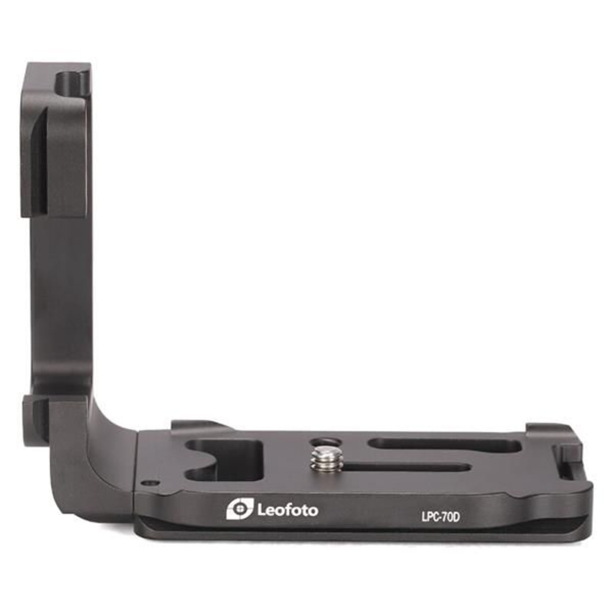 Leofoto LPC-6D MKII / 6DII L-bevestiging schuin vooraanzicht van zwarte Arca-Swiss L-bracket met lange basisplaat, hoge zijplaat en 1/4"-statiefschroef op witte achtergrond.