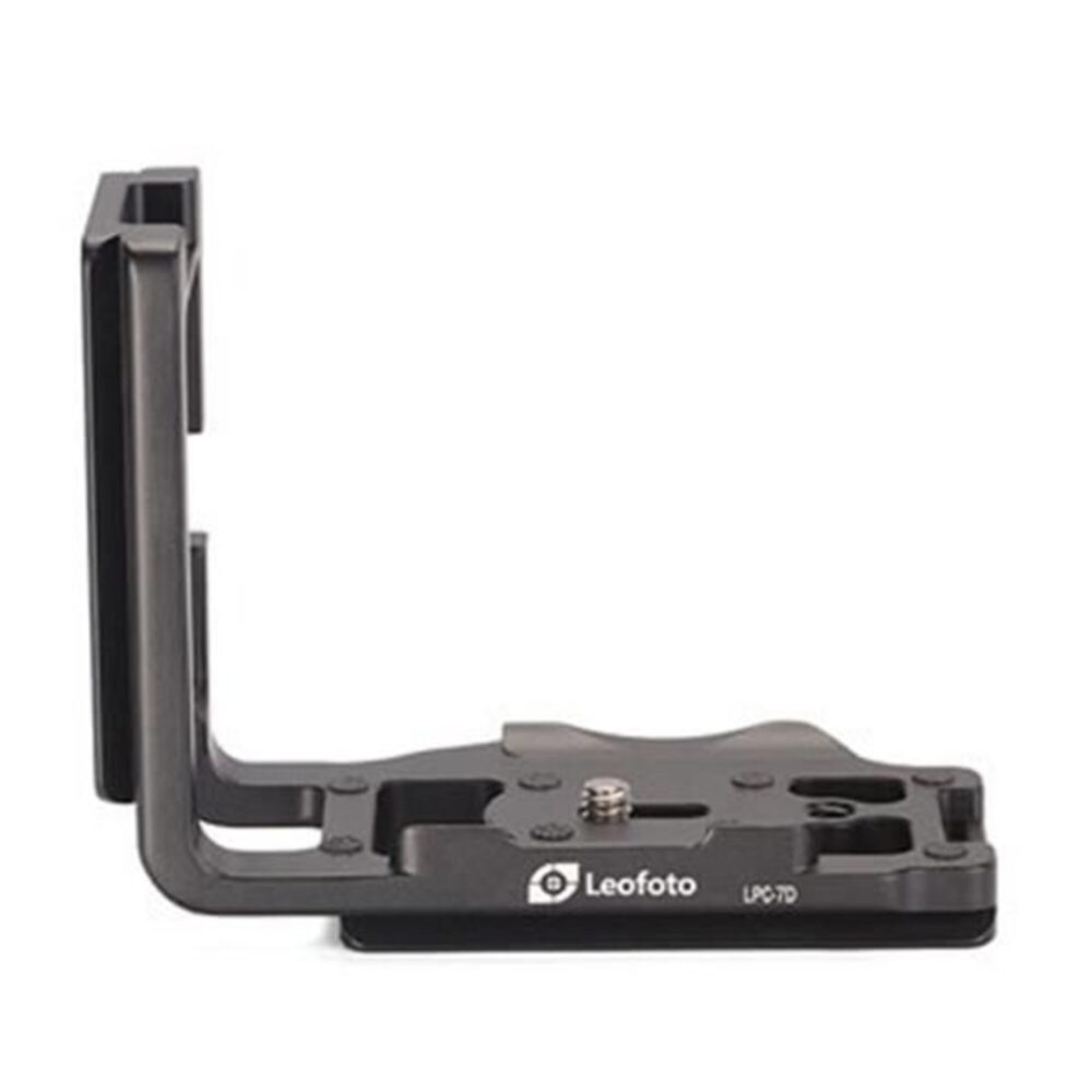 Leofoto-L-bracket-LPC-7D-for-Canon-EOS-7D-1 Leofoto LPC-7D L-Beugel zijaanzicht van zwarte Arca-Swiss L-bracket met lange basisplaat, hoge zijplaat en 1/4"-statiefschroef voor Canon EOS 7D op witte achtergrond.