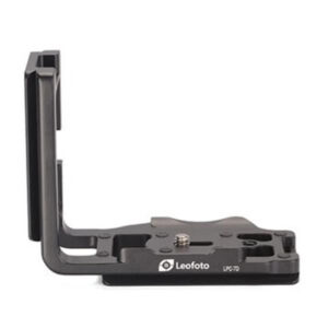Leofoto LPC-7D L-Beugel zijaanzicht van zwarte Arca-Swiss L-bracket met lange basisplaat, hoge zijplaat en 1/4"-statiefschroef voor Canon EOS 7D op witte achtergrond.